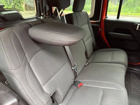 Used 2018 Jeep Wrangler Unlimited Sahara w/ Safety Group AWD/4WD image 14