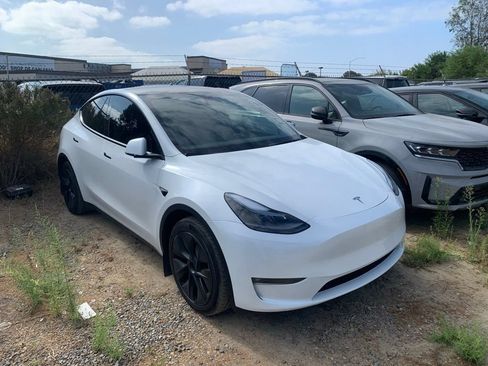 Used 2024 Tesla Model Y Long Range AWD/4WD image 3