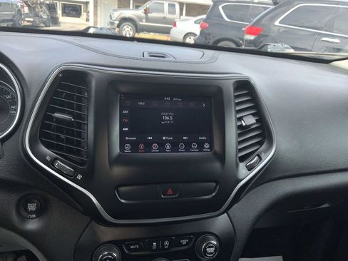 Used 2019 Jeep Cherokee Latitude Plus FWD image 12