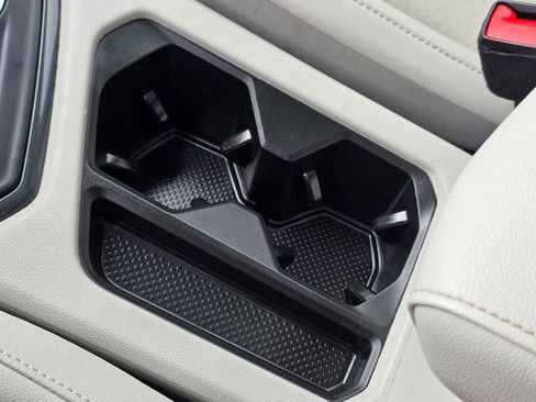 Used 2022 Volkswagen Tiguan SE image 33