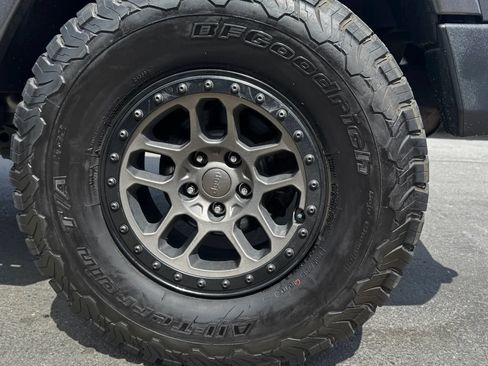 Used 2018 Jeep Wrangler Unlimited Sahara w/ Connectivity Group AWD/4WD image 10
