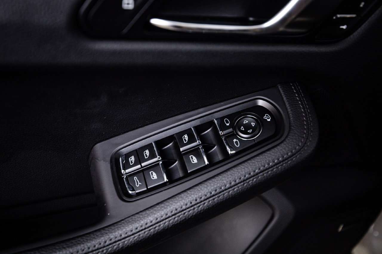 Certified 2024 Porsche Macan AWD/4WD image 22
