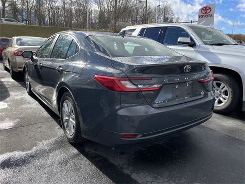 Used 2025 Toyota Camry SE image 2