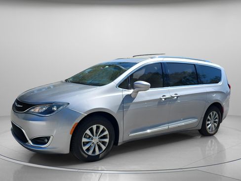 Used 2019 Chrysler Pacifica Touring-L image 2