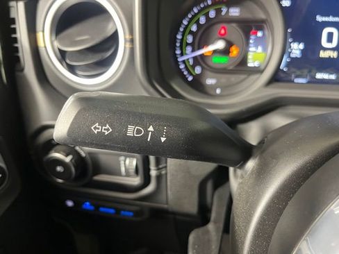 Used 2024 Jeep Wrangler Unlimited Sahara w/ Technology Group AWD/4WD image 23