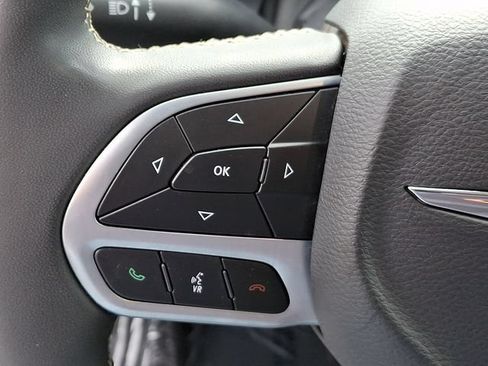 Used 2024 Chrysler Pacifica Touring-L FWD image 23