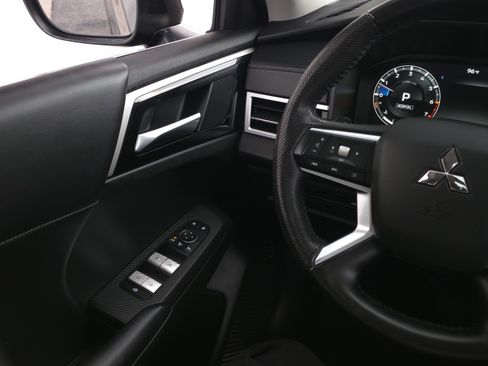 Used 2023 Mitsubishi Outlander SE image 25