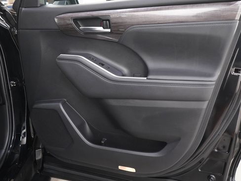 Used 2022 Toyota Highlander Platinum AWD/4WD image 9
