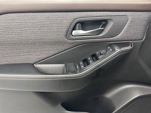 Used 2023 Nissan Rogue SV image 9