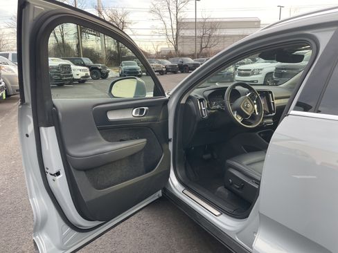 Used 2025 Volvo XC40 B5 Core image 33