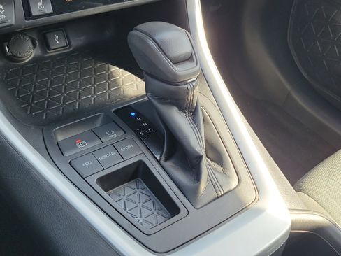 Used 2022 Toyota RAV4 XLE image 30