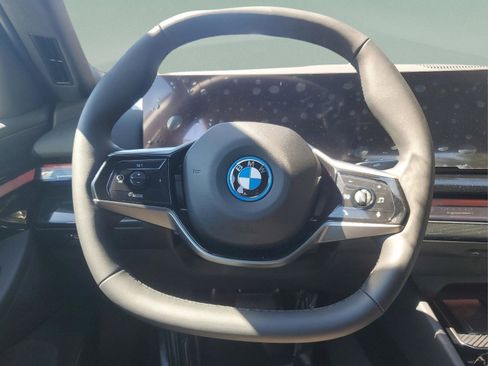 Used 2025 BMW i5 eDrive40i w/ Premium Package image 15