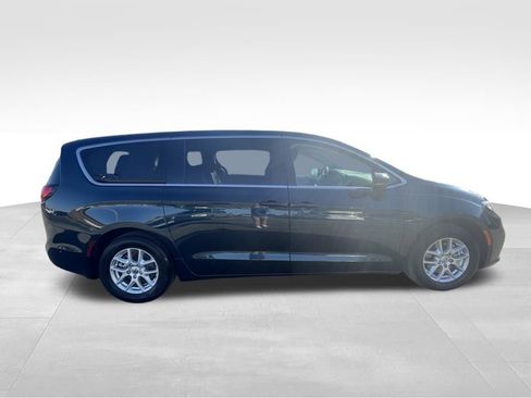 Used 2023 Chrysler Pacifica Touring-L image 14