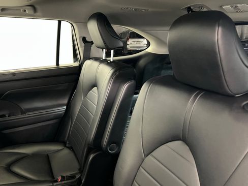 Used 2024 Toyota Highlander XLE image 22