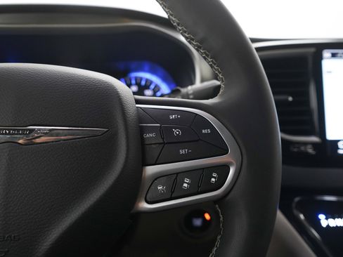 Used 2023 Chrysler Pacifica Touring-L FWD image 27