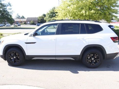 Used 2024 Volkswagen Atlas Peak Edition SE image 9