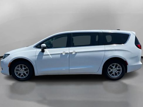 Used 2023 Chrysler Voyager LX FWD image 15