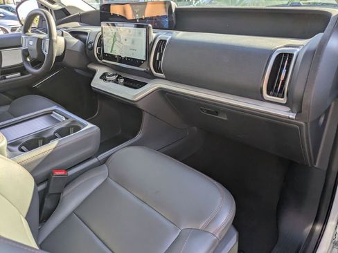 Used 2025 Ford Expedition Active image 29