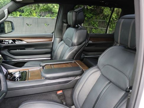 Used 2025 Jeep Grand Wagoneer 4WD w/ 8-Passenger Seating Package image 12