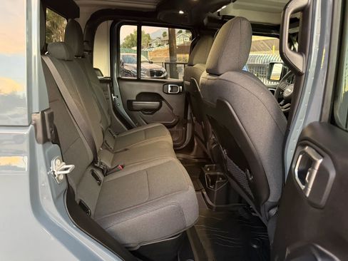 Used 2025 Jeep Gladiator Rubicon w/ Convenience Group AWD/4WD image 17