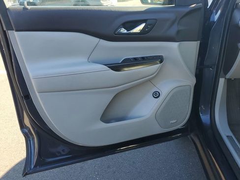 Used 2018 GMC Acadia SLT image 17