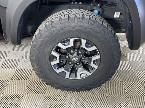 Used 2019 Toyota Tacoma TRD Off-Road w/ Technology Package AWD/4WD image 19