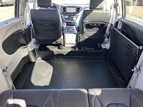 Used 2022 Chrysler Voyager LX FWD image 8