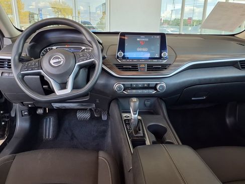 Used 2025 Nissan Altima 2.5 SV FWD image 14
