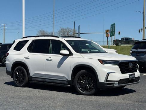 New 2025 Honda Pilot Touring image 2