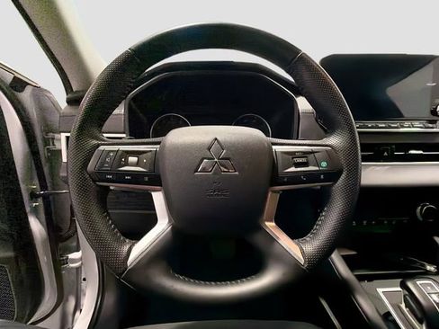 Used 2023 Mitsubishi Outlander SE FWD image 10