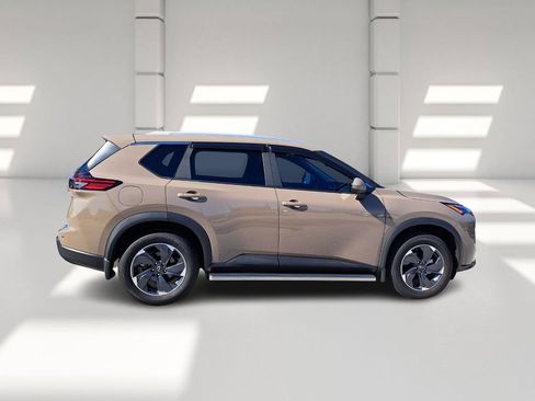 Used 2025 Nissan Rogue SV w/ SV Premium Package image 2