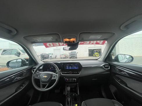 Used 2025 Chevrolet TrailBlazer LT FWD image 25