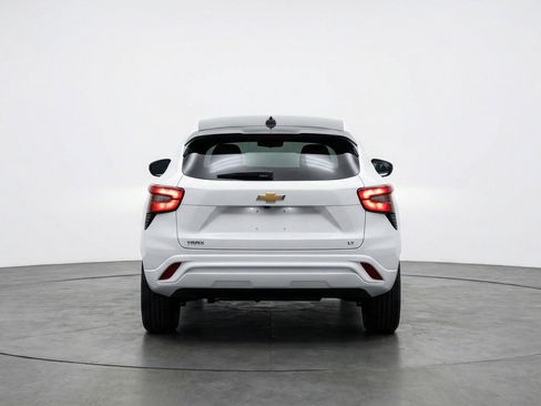 Used 2025 Chevrolet Trax LT w/ LT Convenience Package image 6