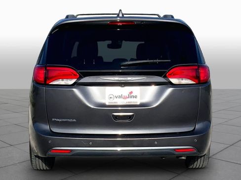Used 2017 Chrysler Pacifica Touring-L w/ Tire & Wheel Group FWD image 5