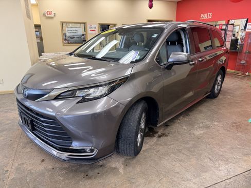 Used 2022 Toyota Sienna XLE AWD/4WD image 3