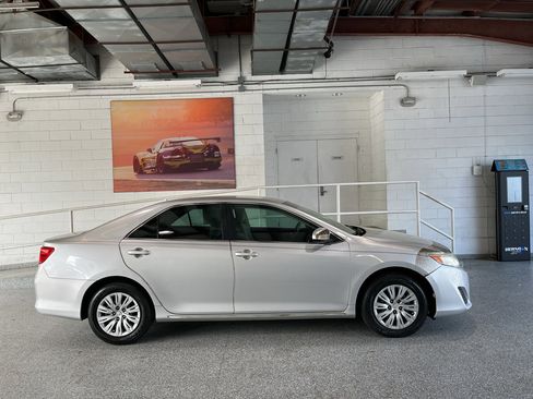 Used 2014 Toyota Camry LE FWD image 9