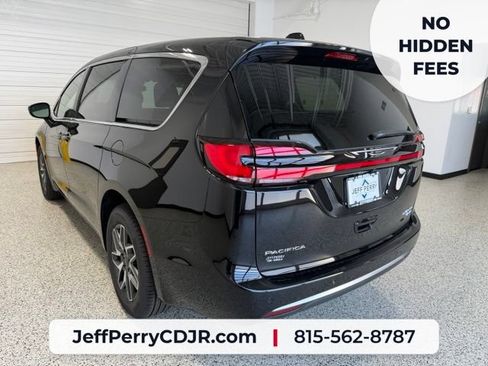 New 2027 Chrysler Pacifica Limited w/ Family Tech Group AWD/4WD image 5
