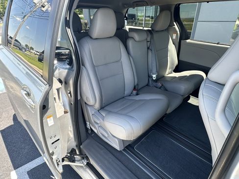 Used 2020 Toyota Sienna XLE FWD image 22