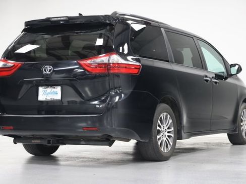 Used 2020 Toyota Sienna XLE w/ XLE Navigation Package FWD image 13