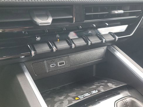 Used 2023 Chevrolet Colorado LT w/ LT Convenience Package II image 27