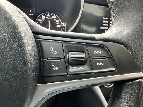 Used 2017 Alfa Romeo Giulia Base image 21