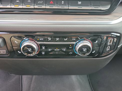 Used 2025 GMC Sierra 1500 SLT image 12