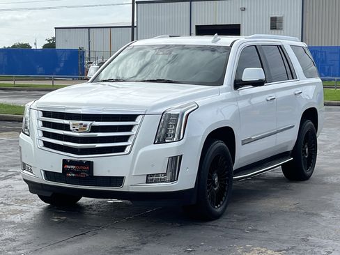Used 2017 Cadillac Escalade Luxury RWD image 5