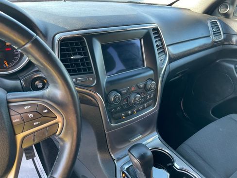Used 2018 Jeep Grand Cherokee Laredo AWD/4WD image 15