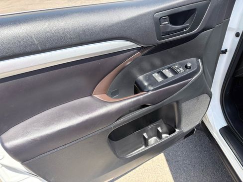 Used 2016 Toyota Highlander LE FWD image 24