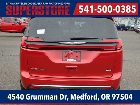 New 2026 Chrysler Pacifica Pinnacle w/ Trailer Tow Group AWD/4WD image 13