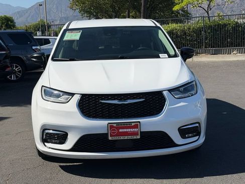 Used 2024 Chrysler Pacifica Limited FWD image 2