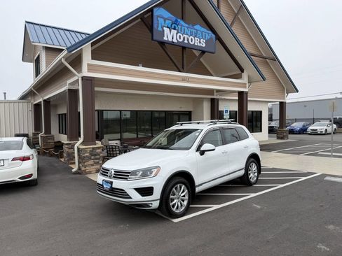 Used 2016 Volkswagen Touareg VR6 image 1