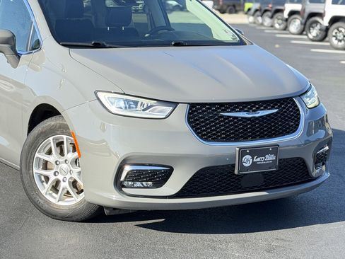 Used 2022 Chrysler Pacifica Touring-L image 5