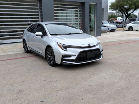 Used 2023 Toyota Corolla SE FWD image 2